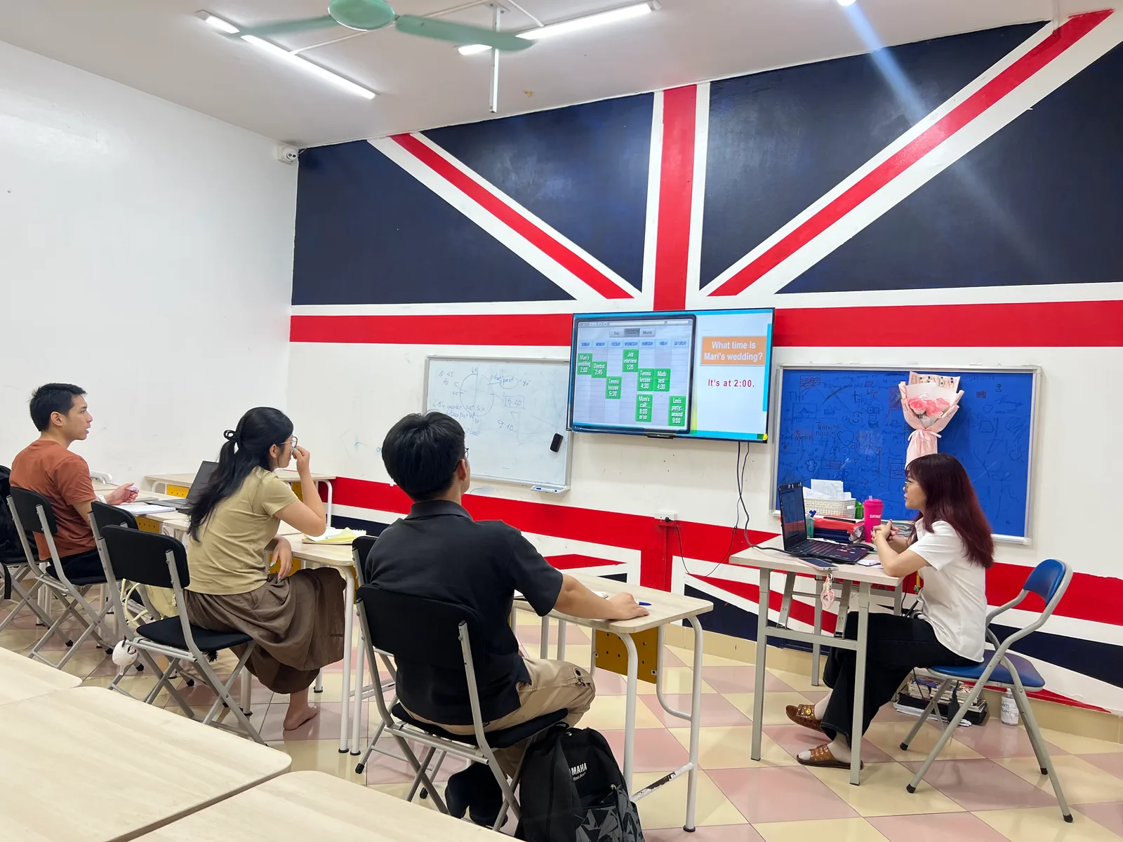 Học viên tương tác cùng giáo viên trong lớp